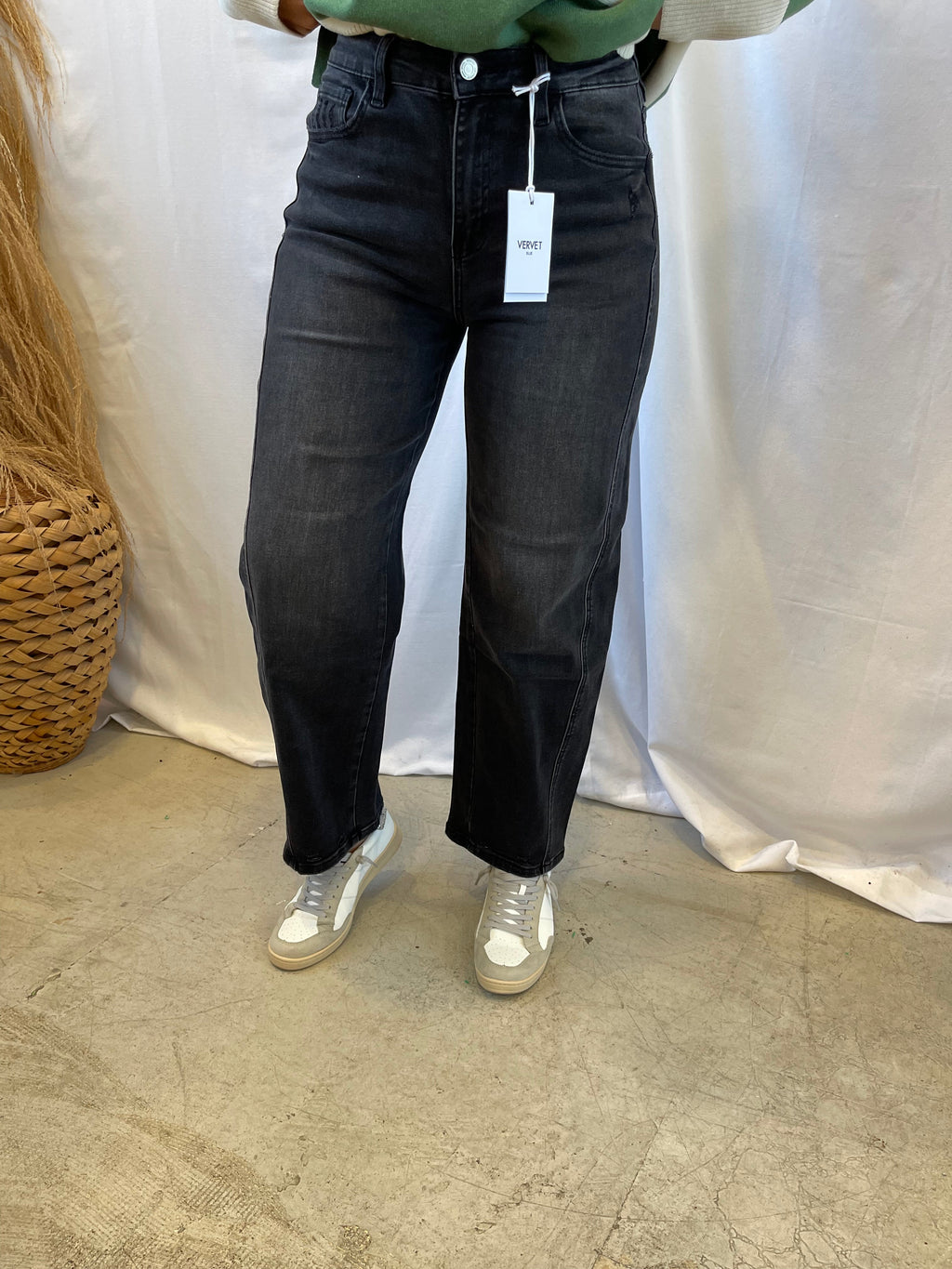 Vervet Instant Black Barrel Jeans