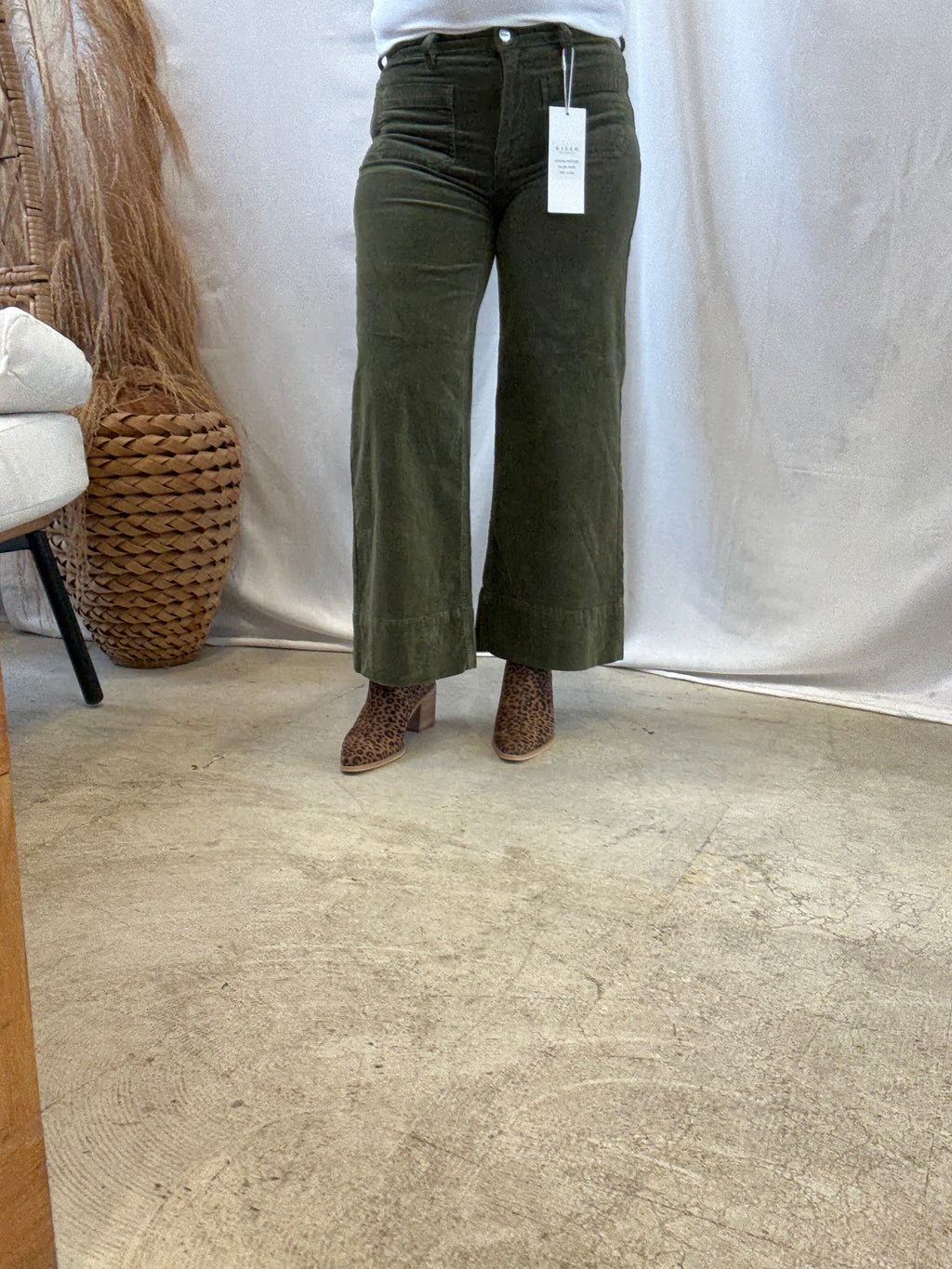 Risen Corduroy Olive Jeans