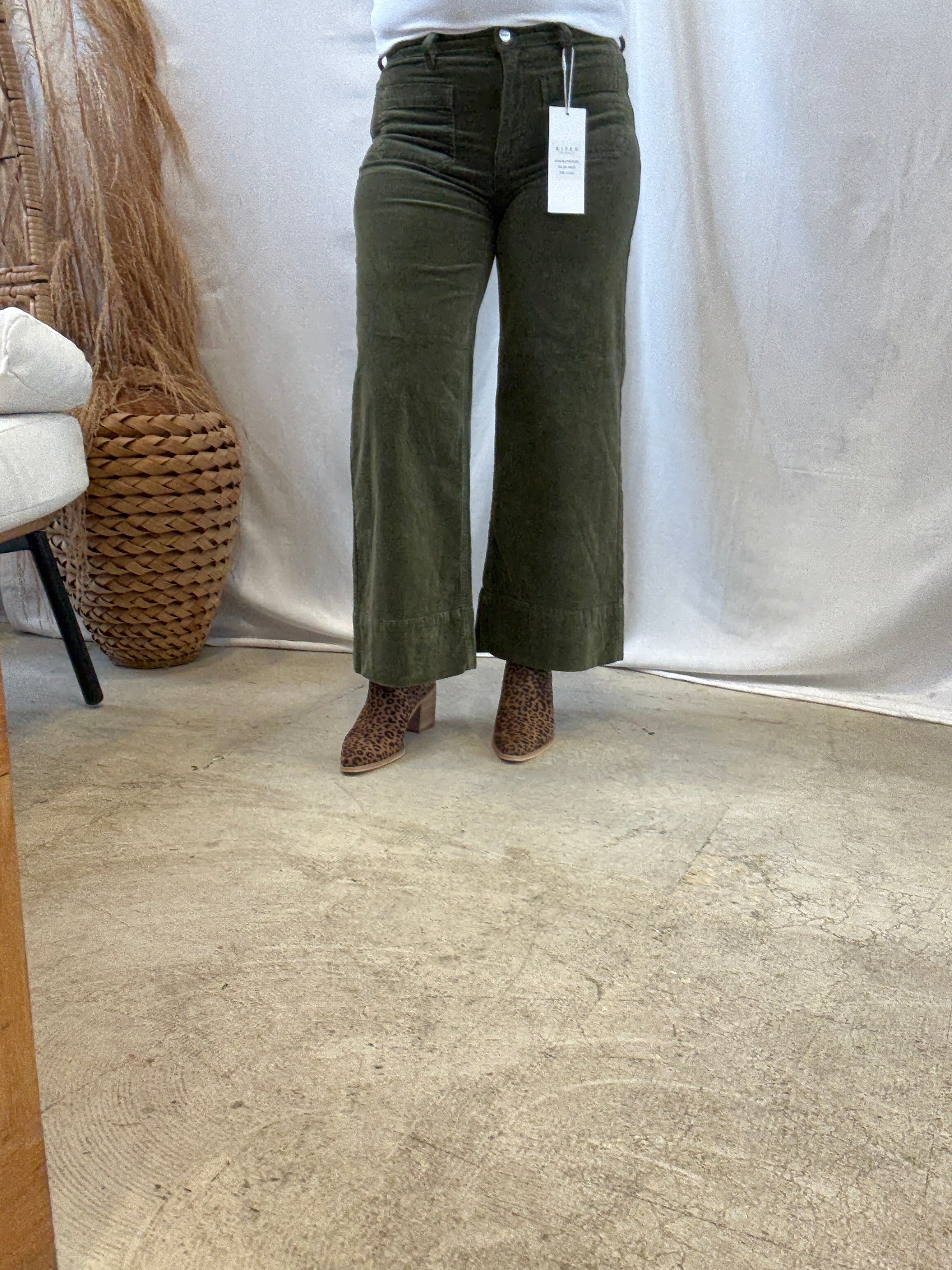 Risen Corduroy Olive Jeans
